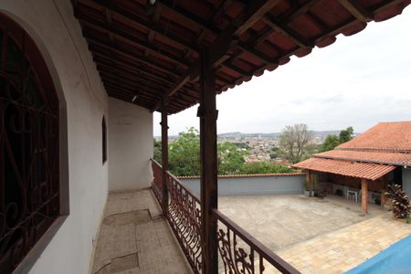 Casa à venda com 660m², 8 quartos e 3 vagasVaranda (Casa dos Fundos)