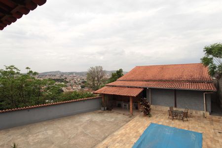 Casa à venda com 660m², 8 quartos e 3 vagasVaranda (Casa dos Fundos)