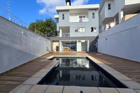 Casa para alugar com 495m², 5 quartos e 7 vagasÁrea - Piscina