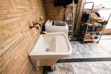 Casa à venda com 220m², 4 quartos e 3 vagas Casa à venda com 220m², 4 quartos e 3 vagasÁrea de serviço