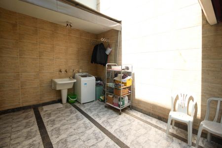 Casa à venda com 220m², 4 quartos e 3 vagas Casa à venda com 220m², 4 quartos e 3 vagasÁrea de serviço