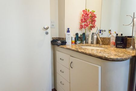 Apartamento à venda com 225m², 4 quartos e 4 vagasBanheiro suite 