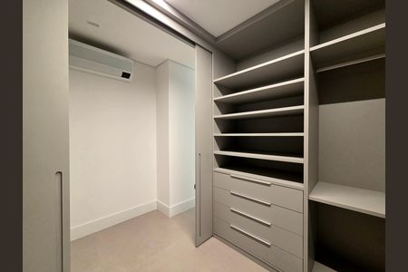 Apartamento para alugar com 140m², 2 quartos e 2 vagas Apartamento para alugar com 140m², 2 quartos e 2 vagasCloset da suíte 2