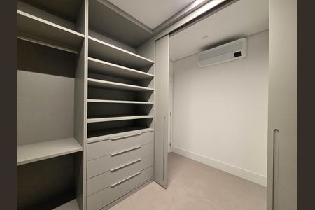 Apartamento para alugar com 140m², 2 quartos e 2 vagas Apartamento para alugar com 140m², 2 quartos e 2 vagasCloset da suíte 2