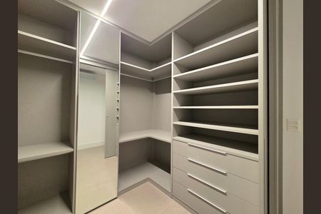 Apartamento para alugar com 140m², 2 quartos e 2 vagas Apartamento para alugar com 140m², 2 quartos e 2 vagasCloset da suíte 2