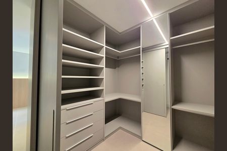Apartamento para alugar com 140m², 2 quartos e 2 vagas Apartamento para alugar com 140m², 2 quartos e 2 vagasCloset da suíte 2