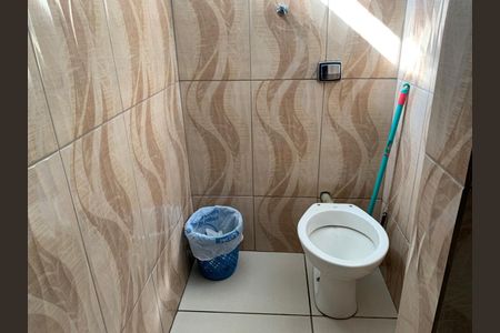 Casa à venda com 300m², 2 quartos e 2 vagas Casa à venda com 300m², 2 quartos e 2 vagasBanheiro