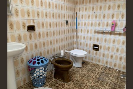 Casa à venda com 300m², 2 quartos e 2 vagas Casa à venda com 300m², 2 quartos e 2 vagasBanheiro