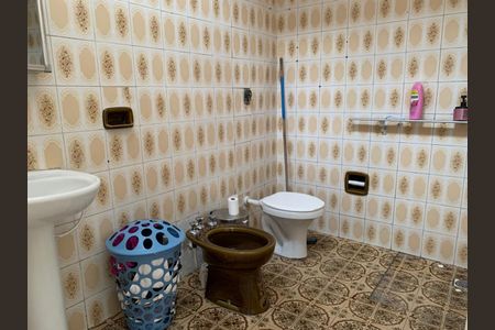 Casa à venda com 300m², 2 quartos e 2 vagas Casa à venda com 300m², 2 quartos e 2 vagasBanheiro