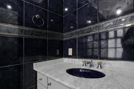 Casa para alugar com 273m², 3 quartos e 4 vagas Casa para alugar com 273m², 3 quartos e 4 vagasBanheiro da Suíte 2