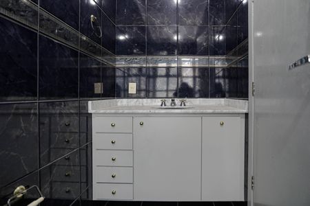 Casa para alugar com 273m², 3 quartos e 4 vagas Casa para alugar com 273m², 3 quartos e 4 vagasBanheiro da Suíte 2