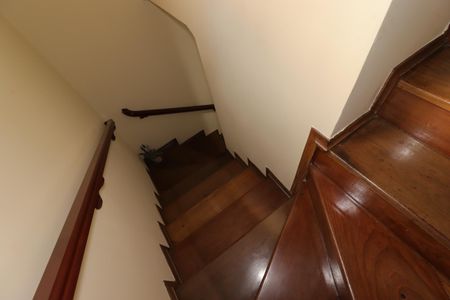 Casa para alugar com 235m², 3 quartos e 5 vagasEscada do primeiro piso