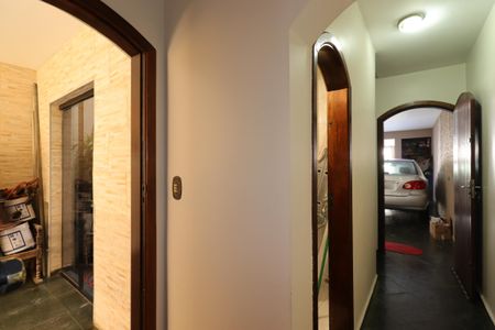 Casa para alugar com 235m², 3 quartos e 5 vagasCorredor térreo