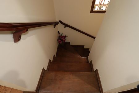 Casa para alugar com 235m², 3 quartos e 5 vagasEscada para o térreo