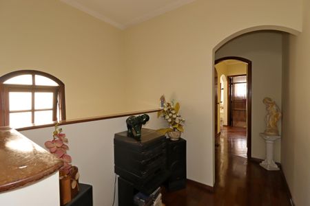 Casa para alugar com 235m², 3 quartos e 5 vagasCorredor do segundo piso