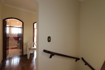 Casa para alugar com 235m², 3 quartos e 5 vagasCorredor do segundo piso
