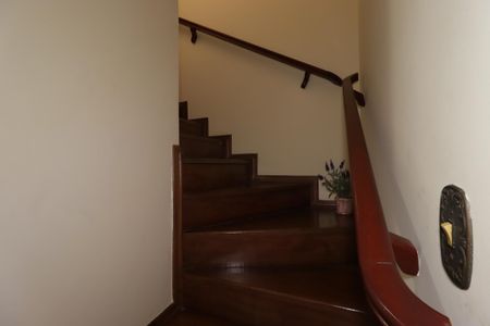 Casa para alugar com 235m², 3 quartos e 5 vagasEscada do primeiro piso