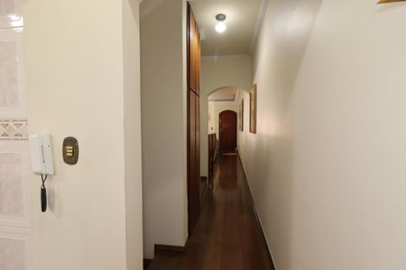 Casa para alugar com 235m², 3 quartos e 5 vagasCorredor do primeiro piso