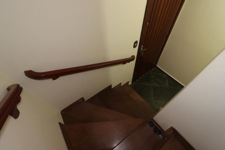 Casa para alugar com 235m², 3 quartos e 5 vagasEscada para o térreo