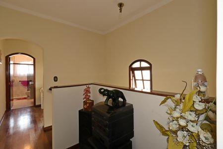 Casa para alugar com 235m², 3 quartos e 5 vagasCorredor do segundo piso