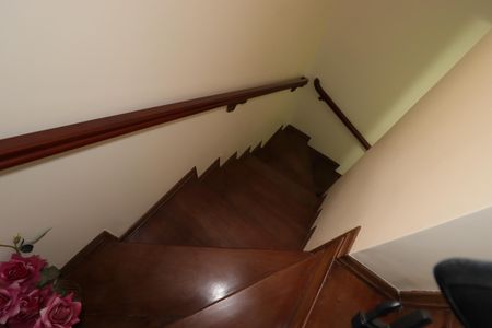 Casa para alugar com 235m², 3 quartos e 5 vagasEscada para o térreo