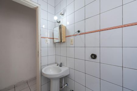 Banheiro de kitnet/studio para alugar com 1 quarto, 28m² em Aparecida, Santos