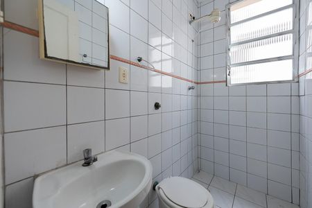 Banheiro de kitnet/studio para alugar com 1 quarto, 28m² em Aparecida, Santos