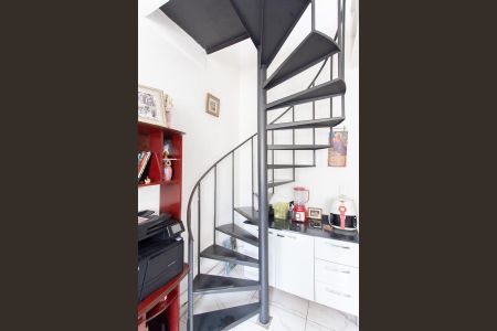 Apartamento à venda com 174m², 4 quartos e 1 vaga Apartamento à venda com 174m², 4 quartos e 1 vagaEscada