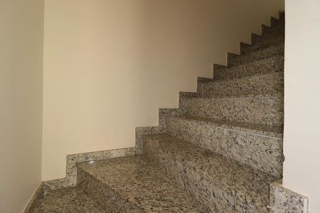 Apartamento à venda com 100m², 2 quartos e 2 vagasEscada