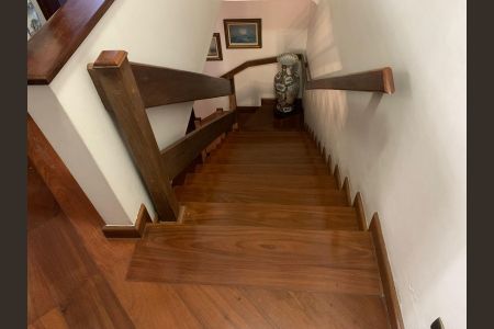 Casa para alugar com 130m², 5 quartos e 3 vagas Casa para alugar com 130m², 5 quartos e 3 vagasCorredor