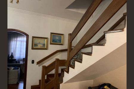 Casa para alugar com 130m², 5 quartos e 3 vagas Casa para alugar com 130m², 5 quartos e 3 vagasEscada