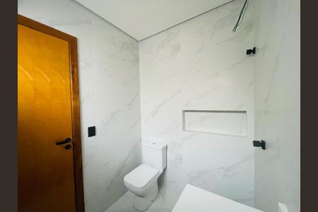 Casa à venda com 210m², 3 quartos e 4 vagasBanheiro da Suíte 2