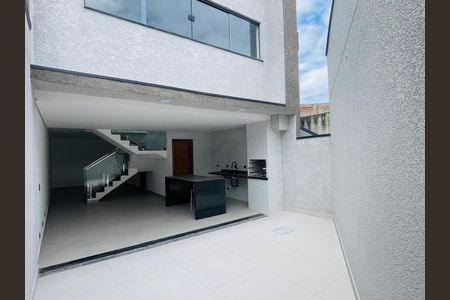 Casa à venda com 210m², 3 quartos e 4 vagasQuintal
