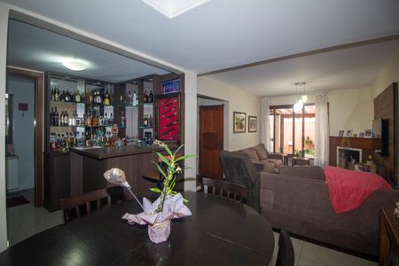 Casa à venda com 176m², 4 quartos e 2 vagasSala