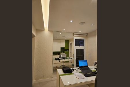 Apartamento à venda com 236m², 3 quartos e 4 vagas Apartamento à venda com 236m², 3 quartos e 4 vagasEscritório