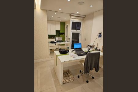 Apartamento à venda com 236m², 3 quartos e 4 vagas Apartamento à venda com 236m², 3 quartos e 4 vagasEscritório