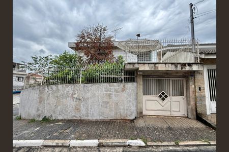 Casa à venda com 182m², 3 quartos e 5 vagas Casa à venda com 182m², 3 quartos e 5 vagasFachada