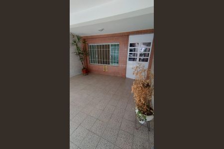 Casa à venda com 250m², 3 quartos e 2 vagas Casa à venda com 250m², 3 quartos e 2 vagasVaranda