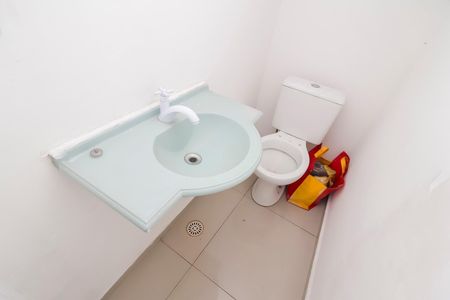 Lavabo de casa de condomínio para alugar com 2 quartos, 64m² em Jardim Redil, São Paulo