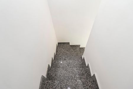 Casa de condomínio para alugar com 64m², 2 quartos e 1 vagaEscada