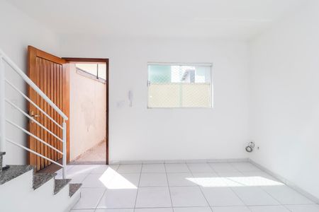 Sala de casa de condomínio para alugar com 2 quartos, 64m² em Jardim Redil, São Paulo