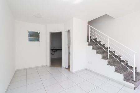 Sala de casa de condomínio para alugar com 2 quartos, 64m² em Jardim Redil, São Paulo