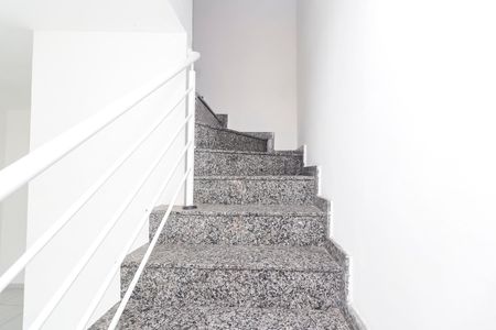 Casa de condomínio para alugar com 64m², 2 quartos e 1 vagaEscada