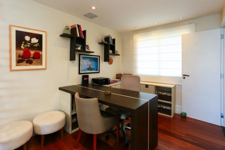 Apartamento à venda com 223m², 3 quartos e 4 vagasEscritório