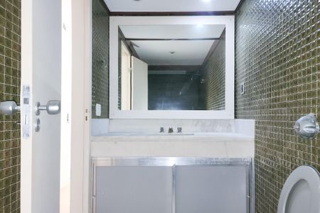 Apartamento à venda com 424m², 4 quartos e 3 vagasPrimeiro Banheiro da Suite 3