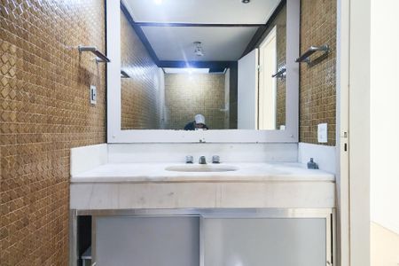 Apartamento à venda com 424m², 4 quartos e 3 vagasBanheiro da Suite 2