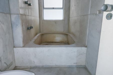 Apartamento à venda com 424m², 4 quartos e 3 vagasSegundo Banheiro da Suite 3