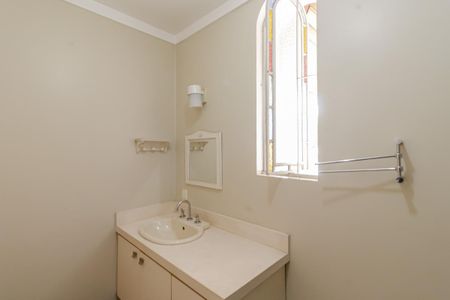 Casa à venda com 230m², 4 quartos e 2 vagas Casa à venda com 230m², 4 quartos e 2 vagasBanheiro Social