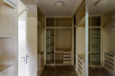 Casa à venda com 230m², 4 quartos e 2 vagasCloset da suíte
