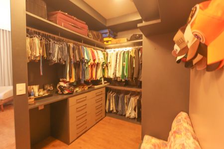 Casa à venda com 404m², 4 quartos e 6 vagasCloset Suíte 1